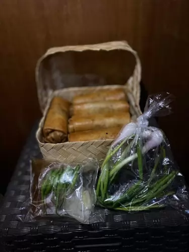 lumpia-goreng-ayam-udang-daun-bawang-saus